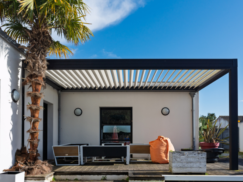 Pose de pergola bioclimatique par Rimasson Isolation