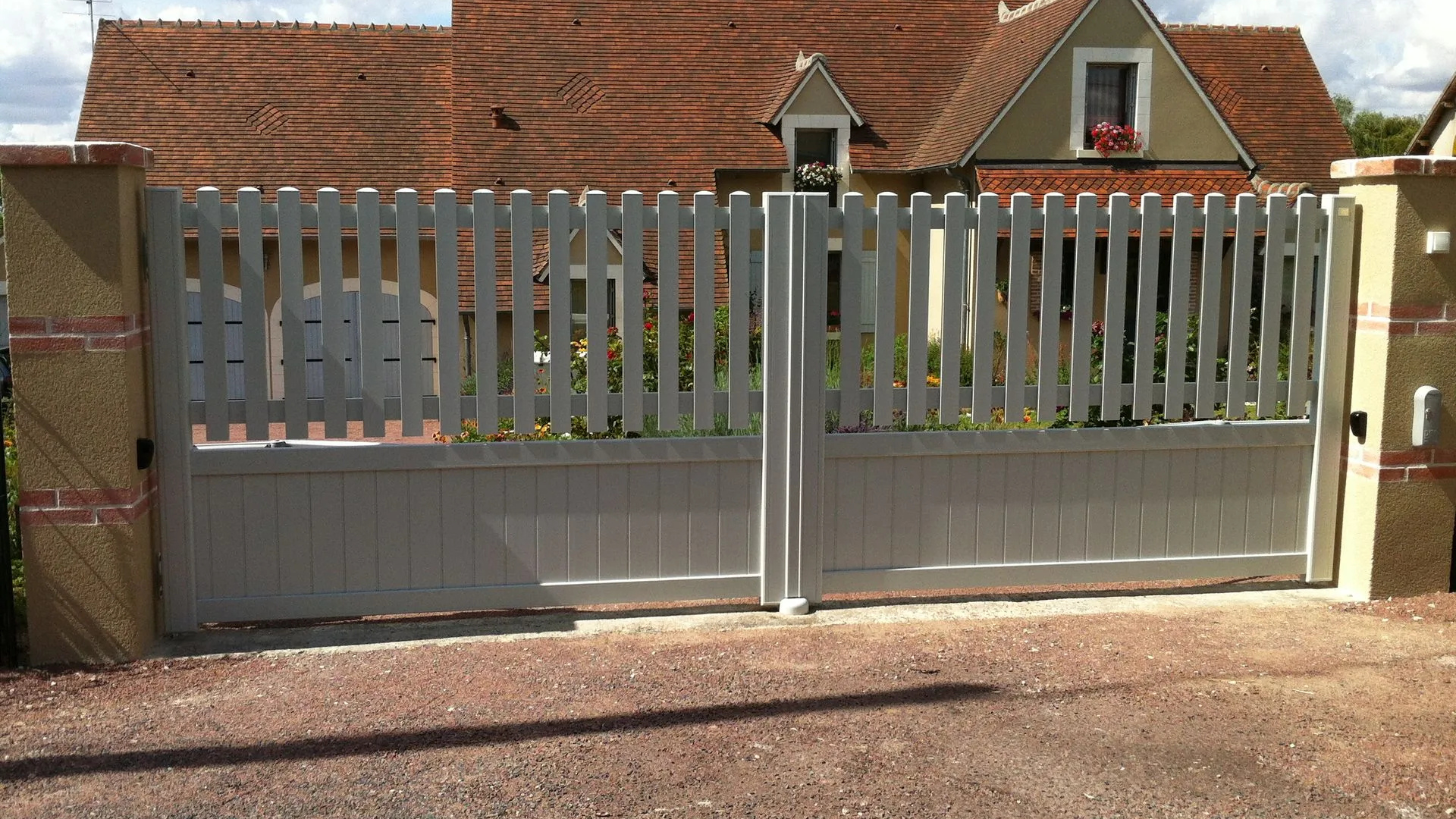 Pose de portail et clôture par Rimasson Isolation